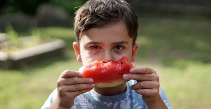 enfant tenant une pasteque